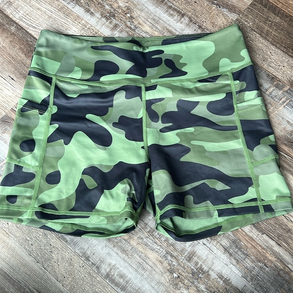 Zyia green camo light n tight pocket hustle shorts 4” - XL